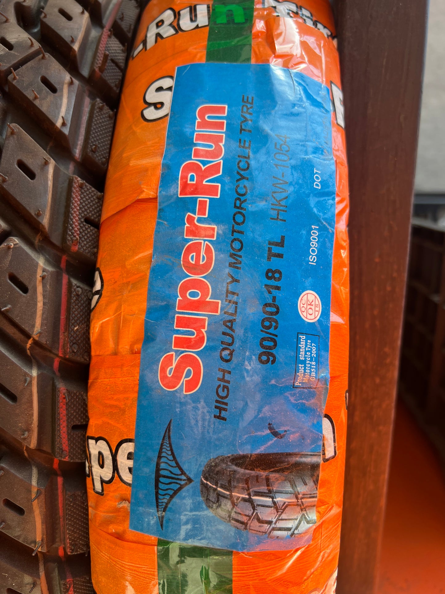 NEUMATICO SUPER RUN 90/90/18 TL